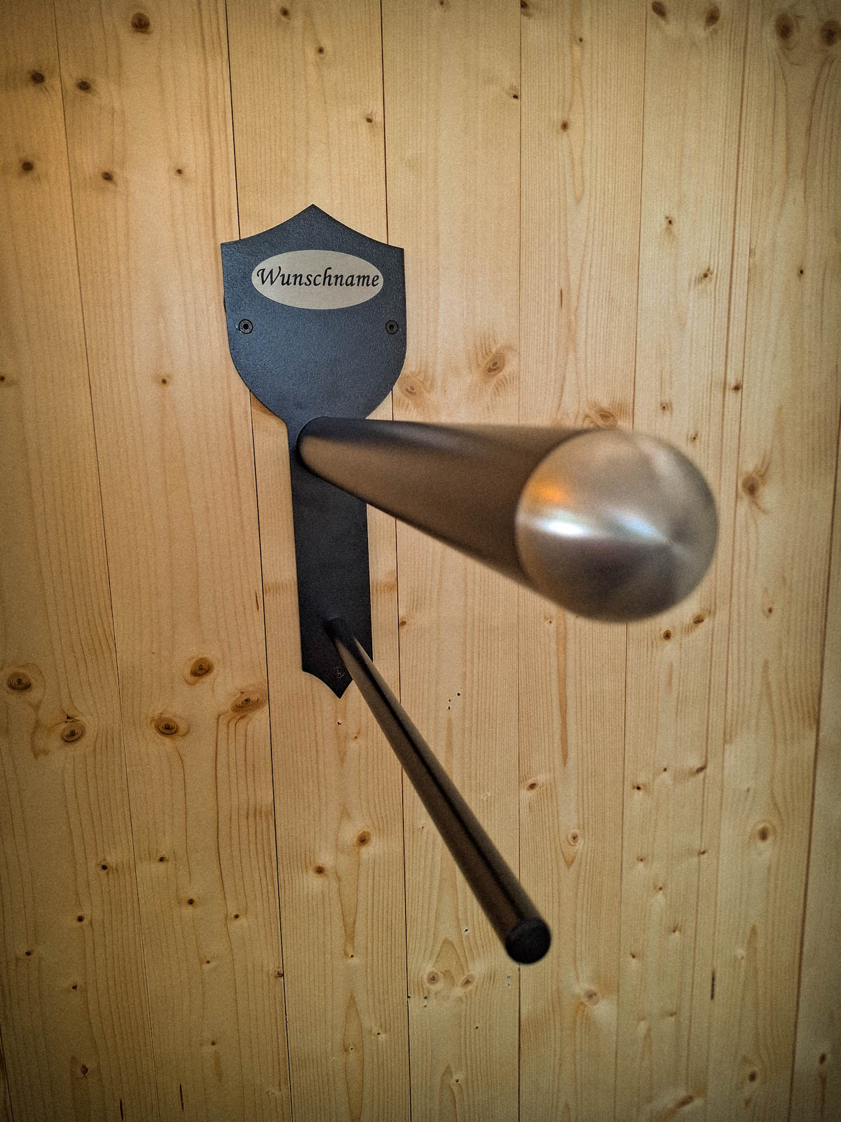 Sattelhalter „Gutshof“ aus Metall mit Edelstahlplakette – Bild 2
