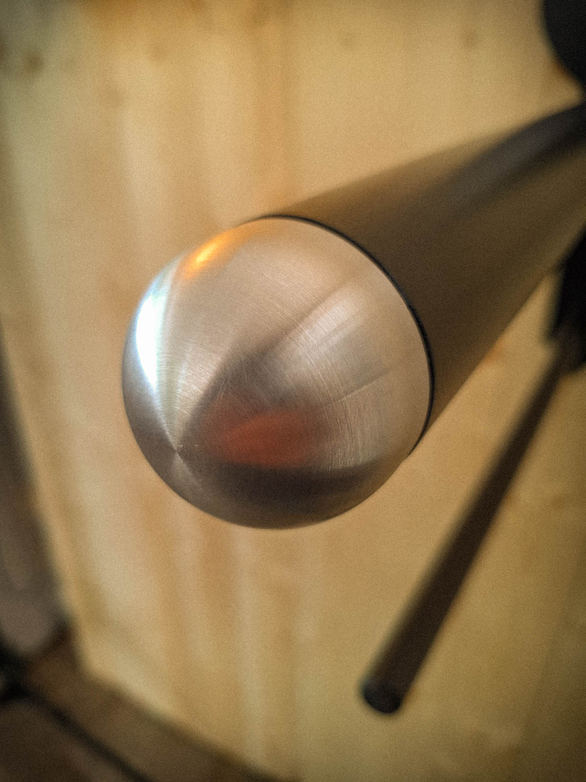 Sattelhalter „Gutshof“ aus Metall mit Edelstahlplakette – Bild 4
