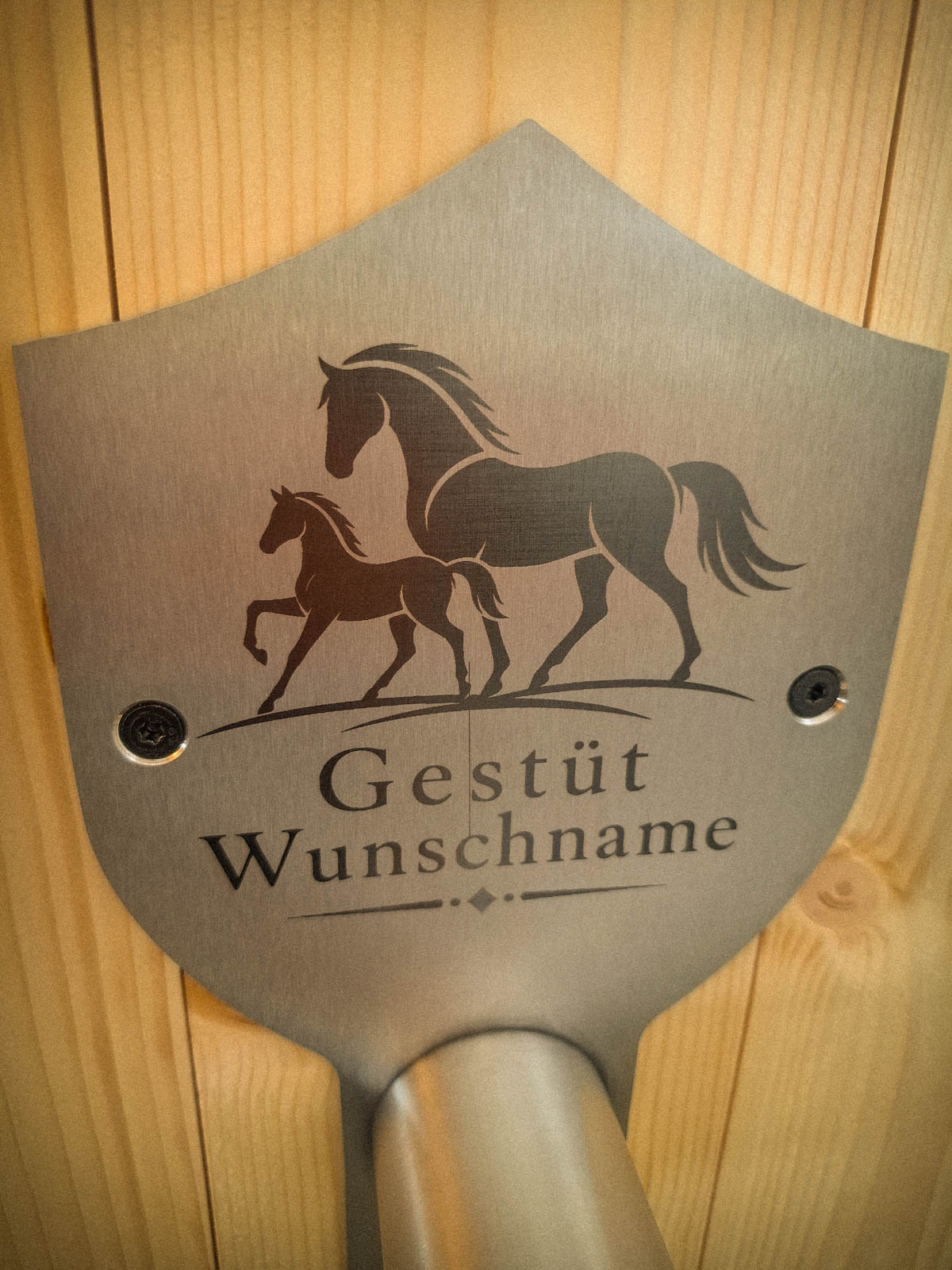 Sattelhalter „Gutshof“ aus Edelstahl mit individueller Lasergravur – Bild 3