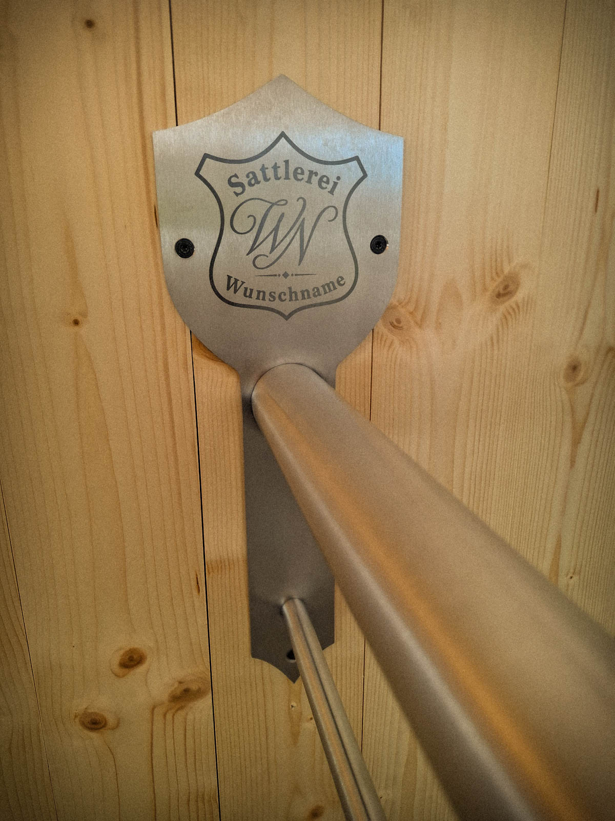 Sattelhalter „Gutshof“ aus Edelstahl mit individueller Lasergravur – Bild 4