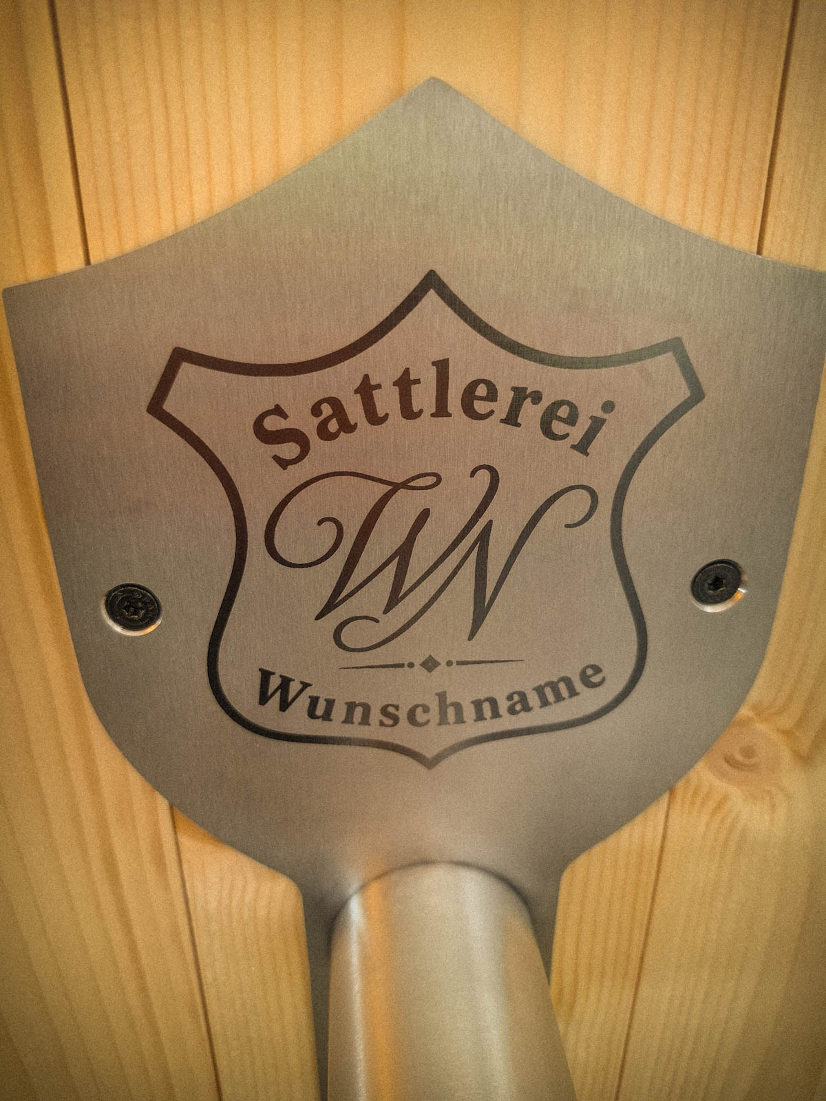 Sattelhalter „Gutshof“ aus Edelstahl mit individueller Lasergravur – Bild 5