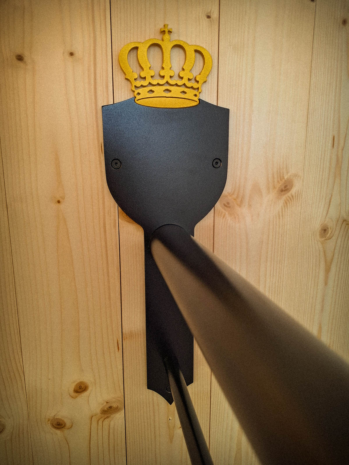 Sattelhalter „Krone“ aus Metall – Bild 2